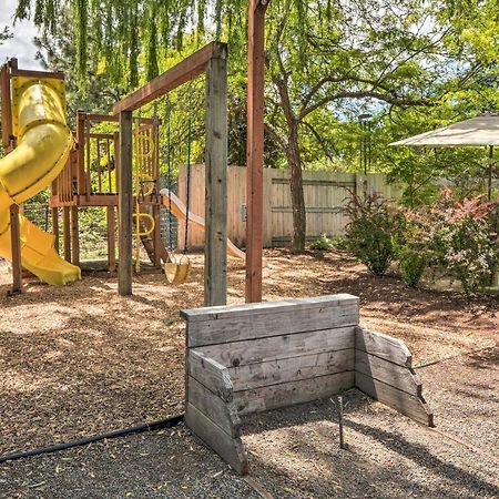 Central Medford Family Retreat With Large Yard! Екстер'єр фото
