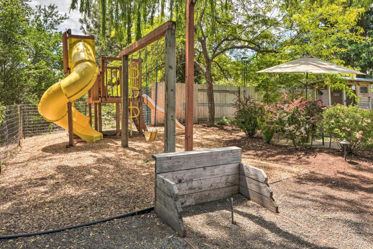 Central Medford Family Retreat With Large Yard! Екстер'єр фото