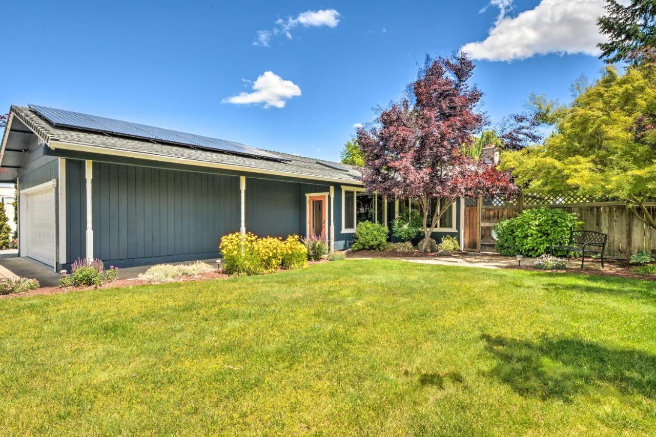 Central Medford Family Retreat With Large Yard! Екстер'єр фото
