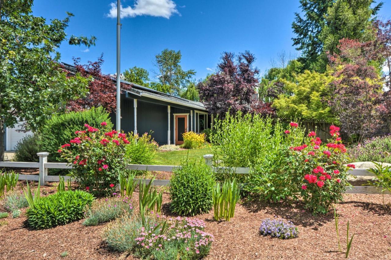 Central Medford Family Retreat With Large Yard! Екстер'єр фото