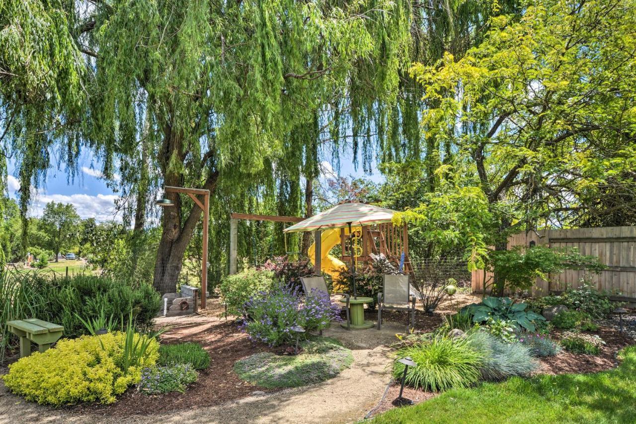 Central Medford Family Retreat With Large Yard! Екстер'єр фото