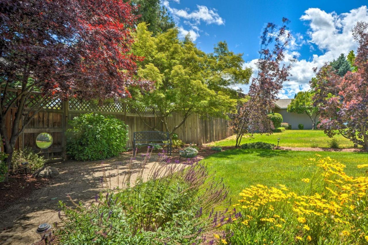 Central Medford Family Retreat With Large Yard! Екстер'єр фото
