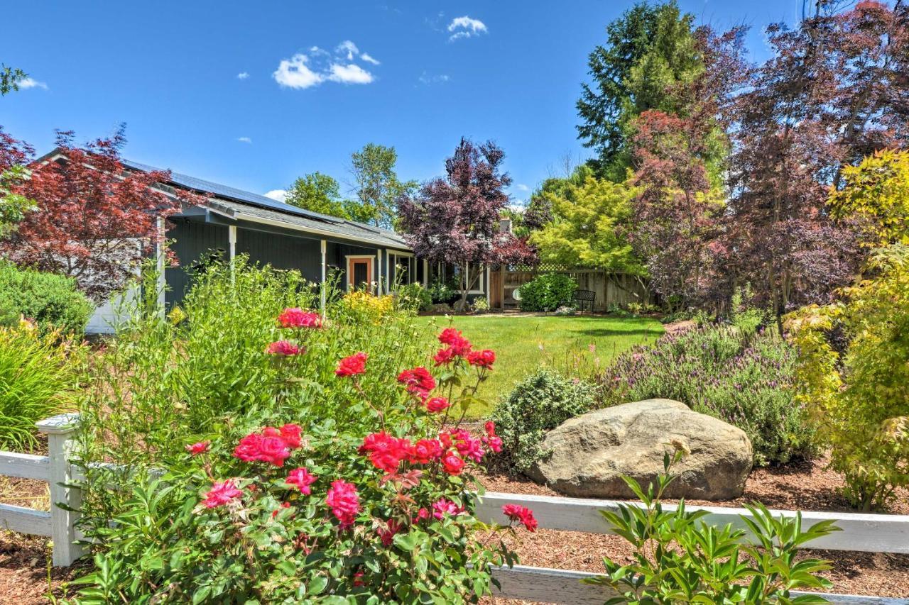 Central Medford Family Retreat With Large Yard! Екстер'єр фото