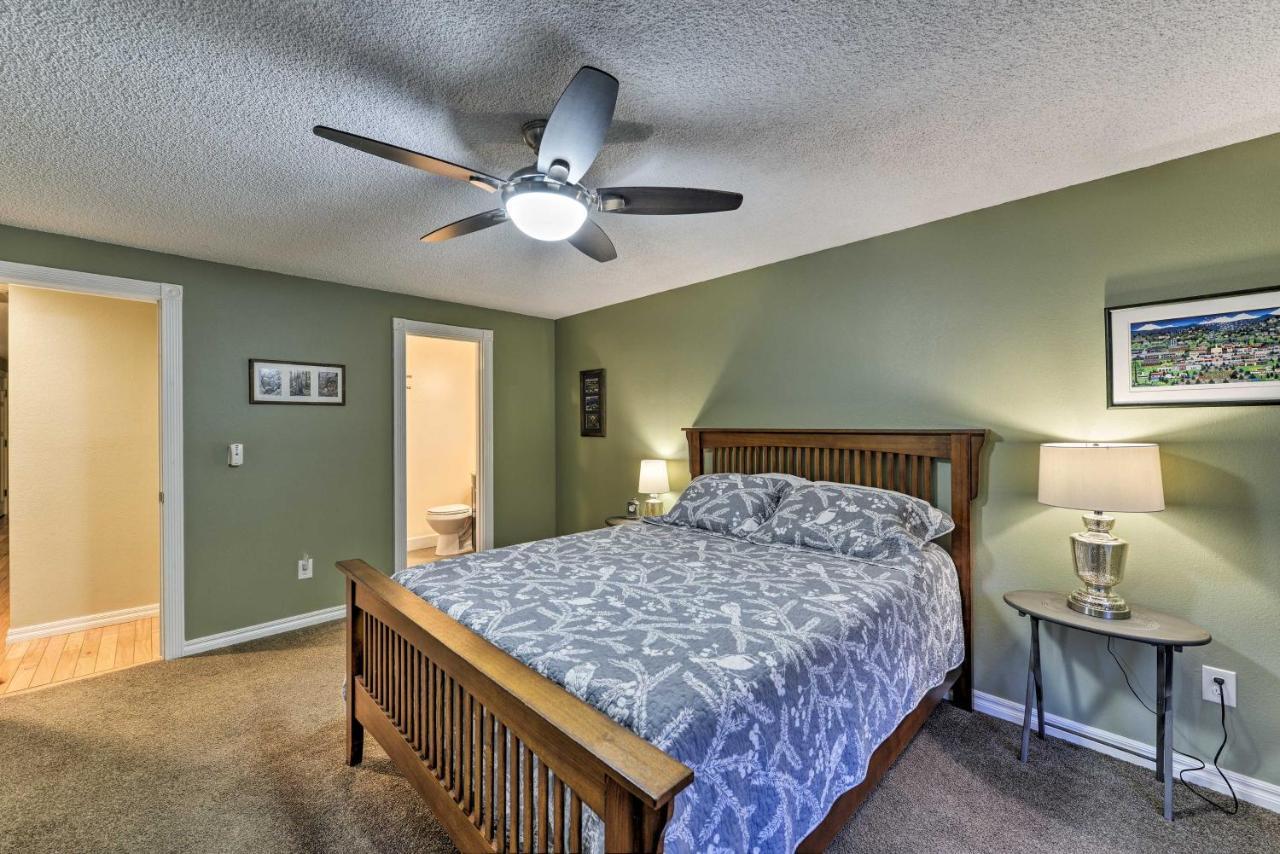 Central Medford Family Retreat With Large Yard! Екстер'єр фото