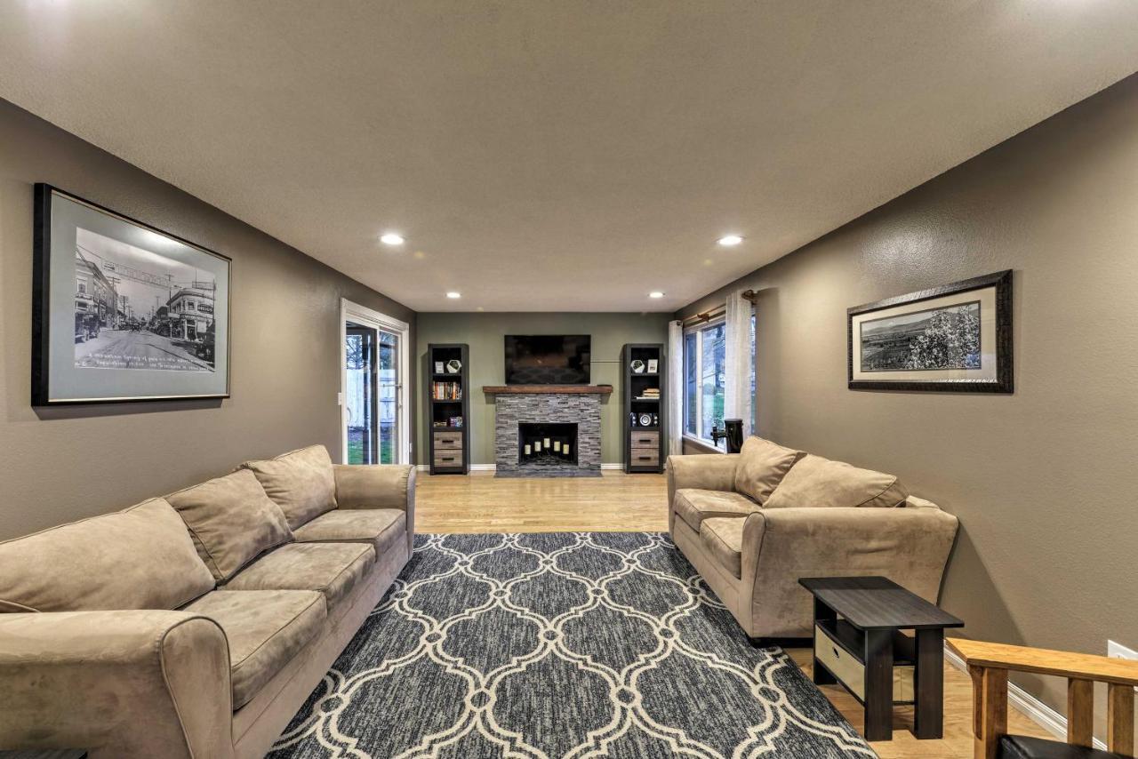 Central Medford Family Retreat With Large Yard! Екстер'єр фото
