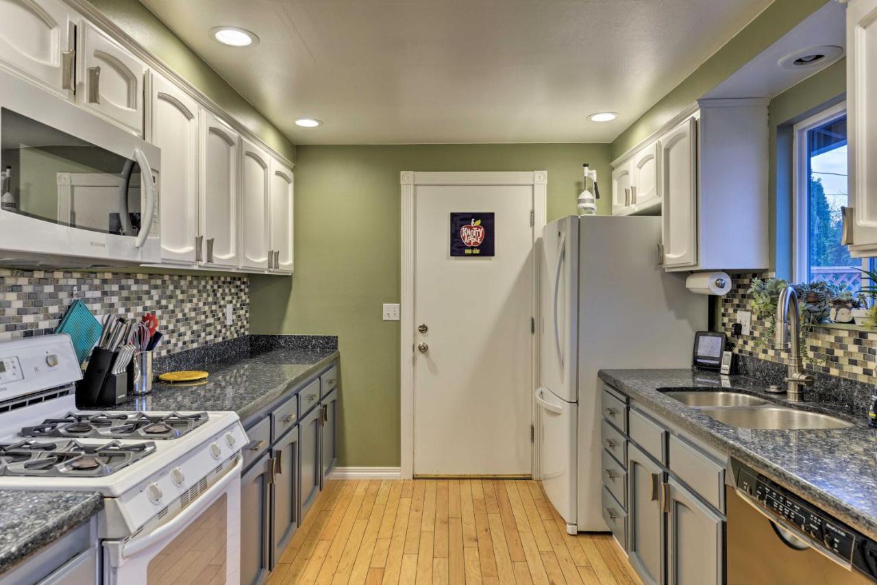 Central Medford Family Retreat With Large Yard! Екстер'єр фото