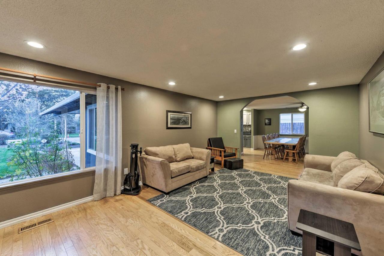 Central Medford Family Retreat With Large Yard! Екстер'єр фото