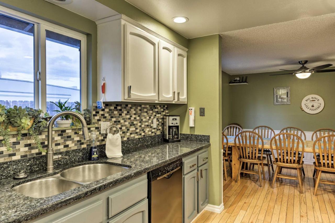 Central Medford Family Retreat With Large Yard! Екстер'єр фото