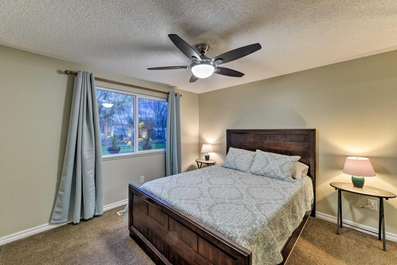 Central Medford Family Retreat With Large Yard! Екстер'єр фото