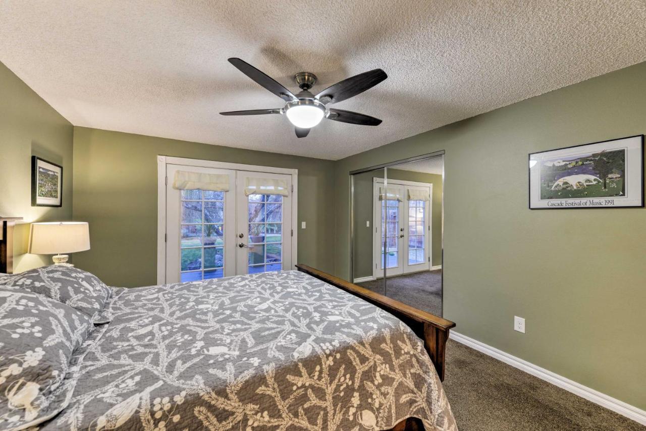 Central Medford Family Retreat With Large Yard! Екстер'єр фото