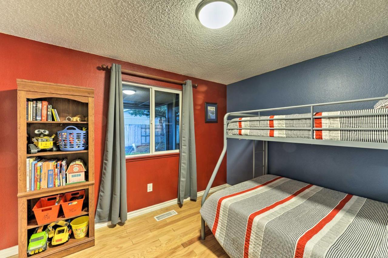 Central Medford Family Retreat With Large Yard! Екстер'єр фото